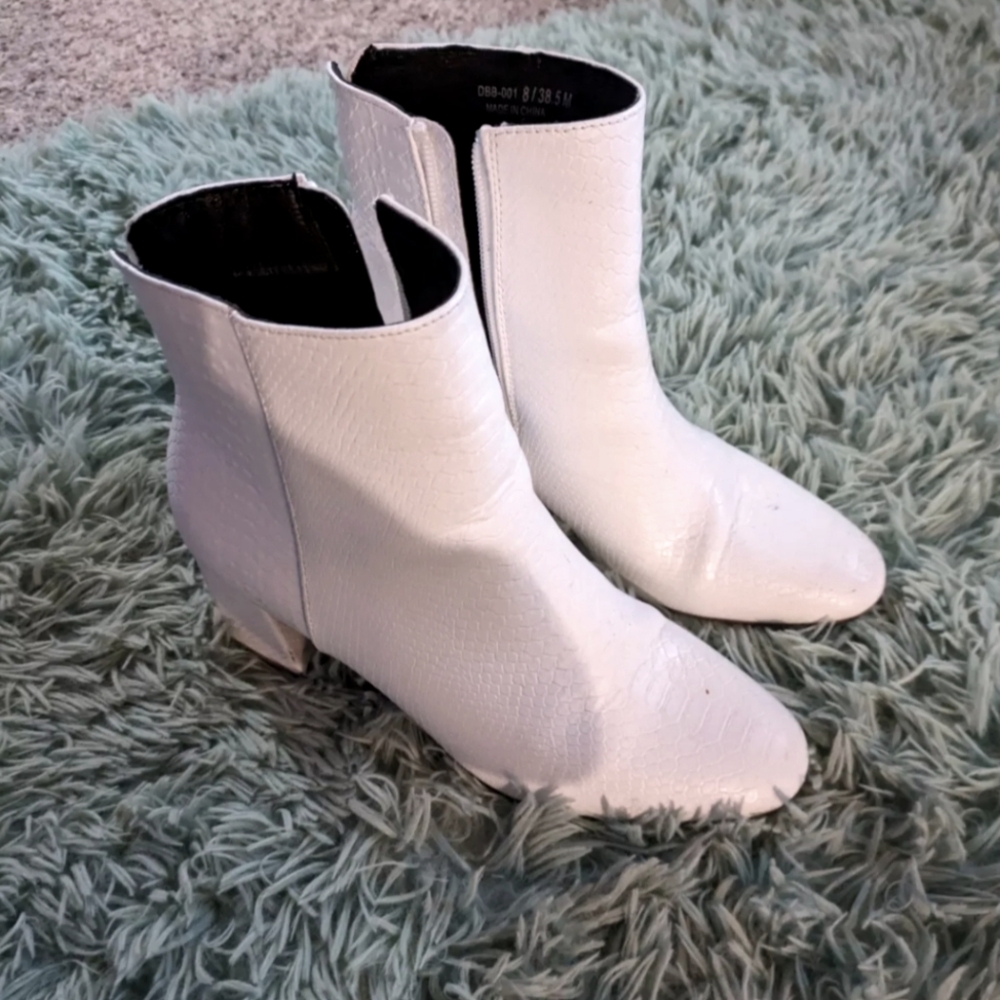 Women's Sz. 8 White Snake Print Ankle Booties